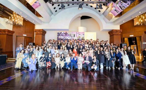 Group shot of China-based NUBS alumni in a hall	